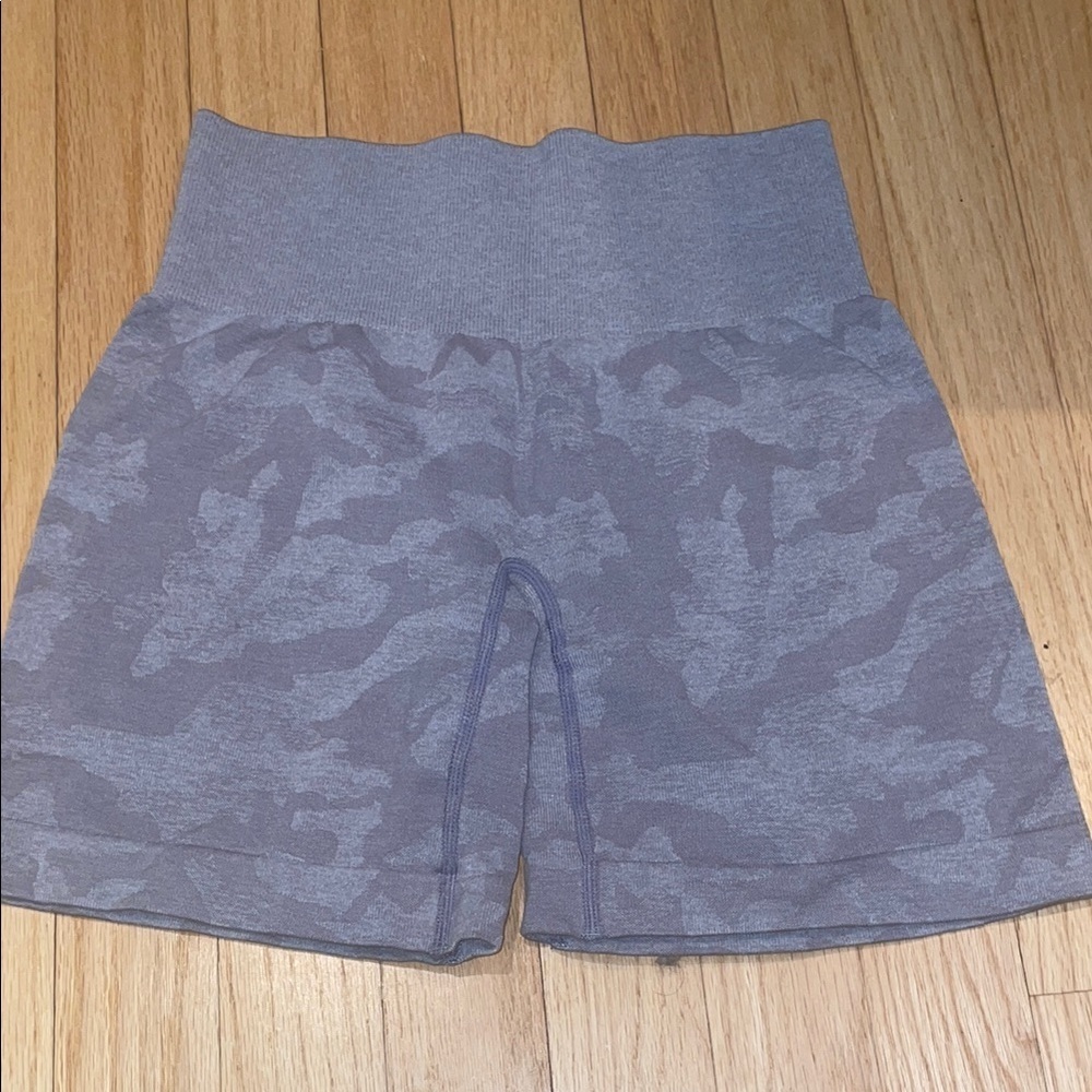 NVGTN Gray Athletic Shorts with Ribbed Waistband and Moisture-Wicking Fabric